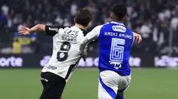 Rodrigo Garro jogador do Corinthians disputa lance com Kaiki Bruno jogador do Cruzeiro - Foto: Marcello Zambrana/AGIF