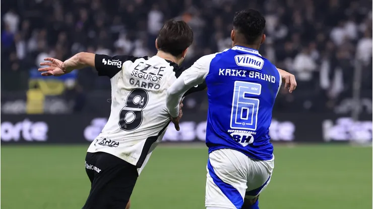 Rodrigo Garro jogador do Corinthians disputa lance com Kaiki Bruno jogador do Cruzeiro - Foto: Marcello Zambrana/AGIF