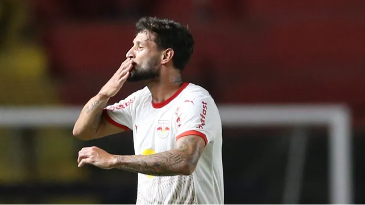 Juninho Capixaba jogador do Red Bull Bragantino - Foto: Marlon Costa/AGIF
