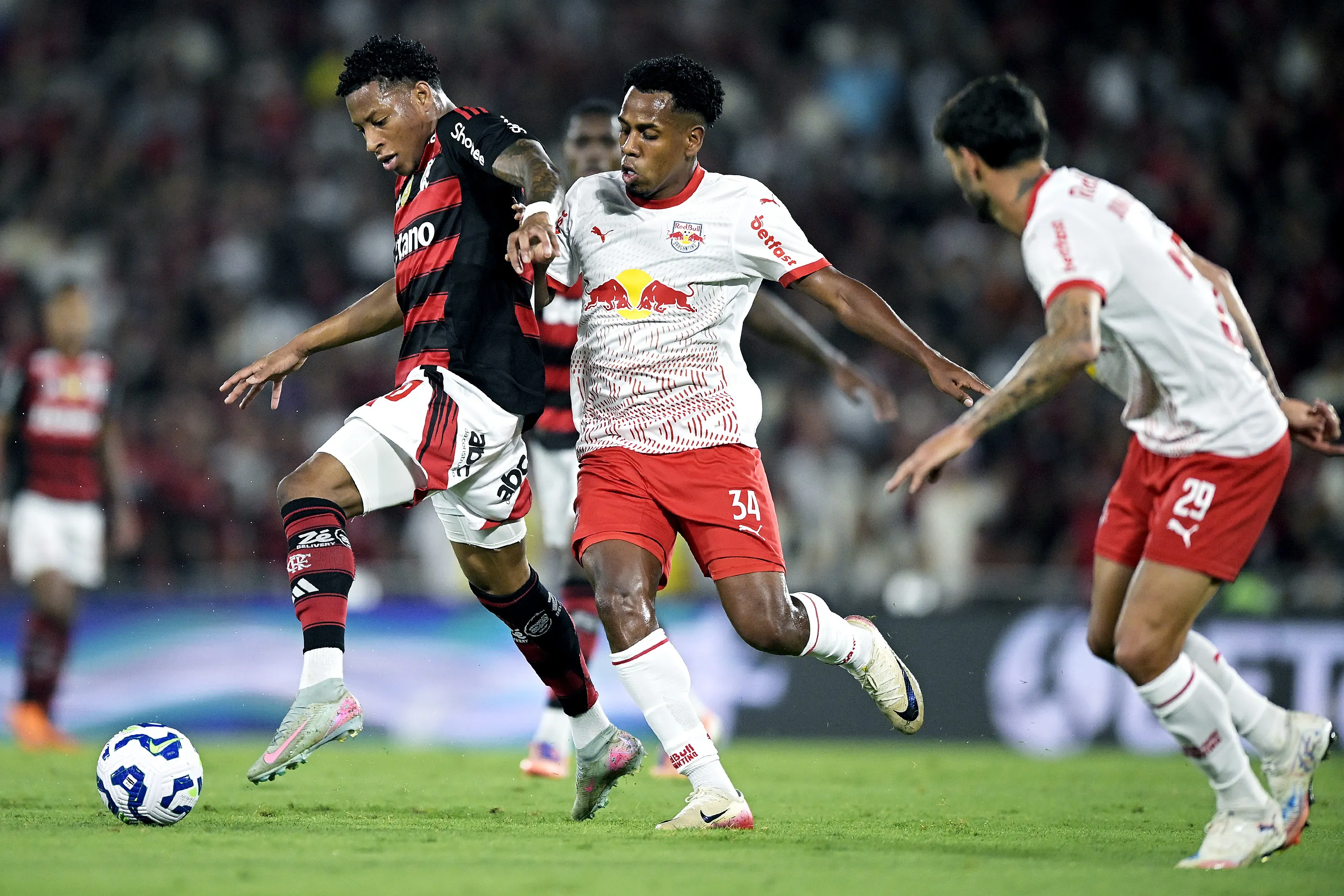 Plata jogador do Flamengo disputa lance com Andres Hurtado jogador do Bragantino durante partida no estadio Maracana pelo campeonato Brasileiro A 2025. Foto: Alexandre Loureiro/AGIF