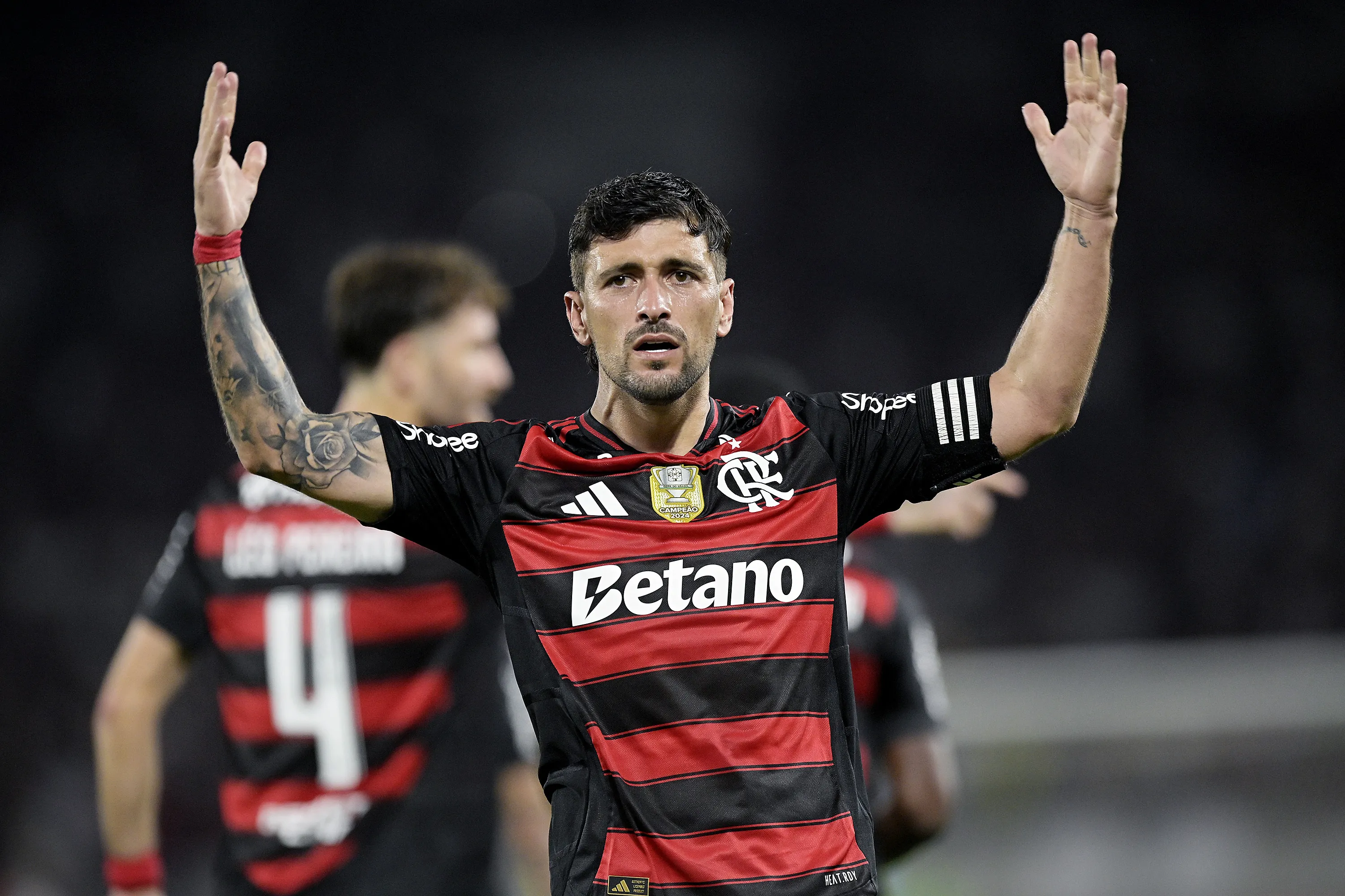 Arrascaeta celebra gol diante do RB Bragantino. Foto: Alexandre Loureiro/AGIF