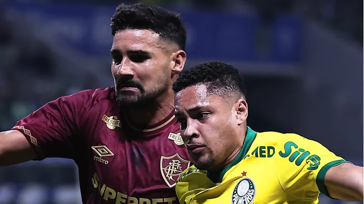 Vitor Roque em disputa de bola no duelo entre Palmeiras e Fluminense