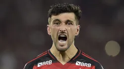 De Arrascaeta, meia-atacante do Flamengo em partida pelo campeonato brasileiro (Foto: Dhavid Normando/Getty Images)