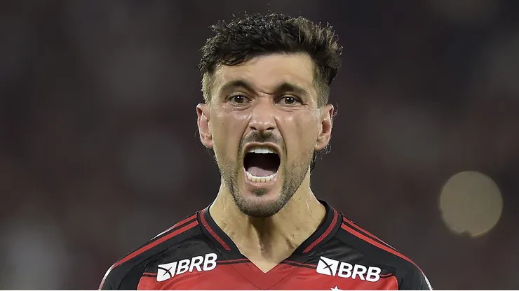 De Arrascaeta, meia-atacante do Flamengo em partida pelo campeonato brasileiro (Foto: Dhavid Normando/Getty Images)
