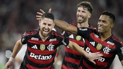 Jorginho celebra gol com Alex Sandro e Léo Pereira