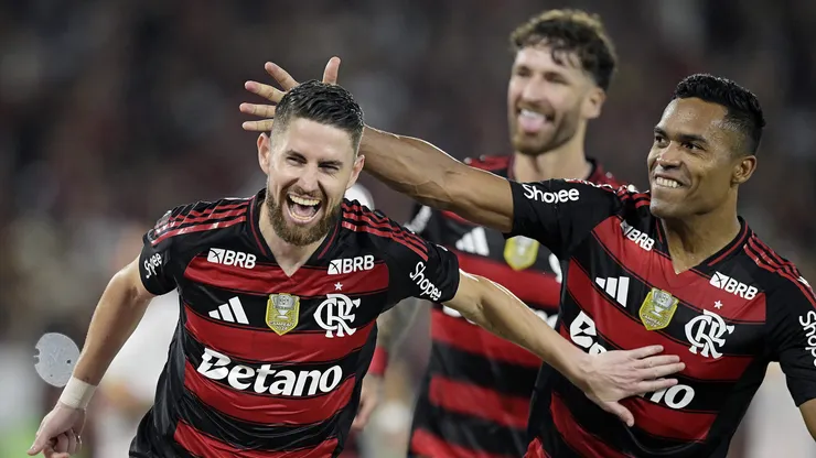 Jorginho celebra gol com Alex Sandro e Léo Pereira