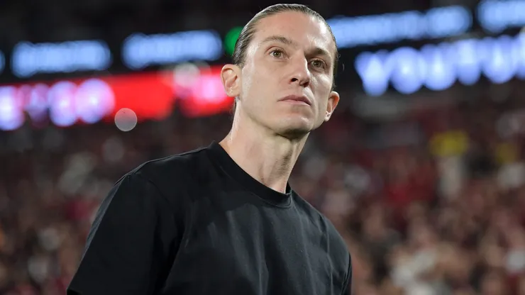 RJ - RIO DE JANEIRO - 09/11/2025 - BRASILEIRO A 2025, FLAMENGO X SANTOS - Filipe Luis tecnico do Flamengo durante partida contra o Santos no estadio Maracana pelo campeonato Brasileiro A 2025. Foto: Thiago Ribeiro/AGIF
