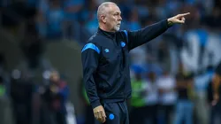 Mano Menezes surpreendeu na escalação gremista