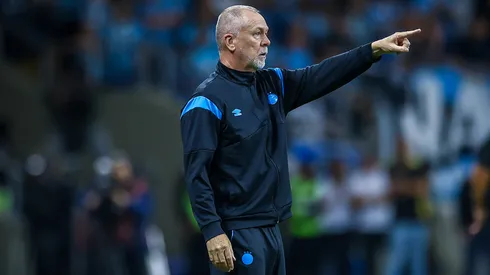 Mano Menezes surpreendeu na escalação gremista