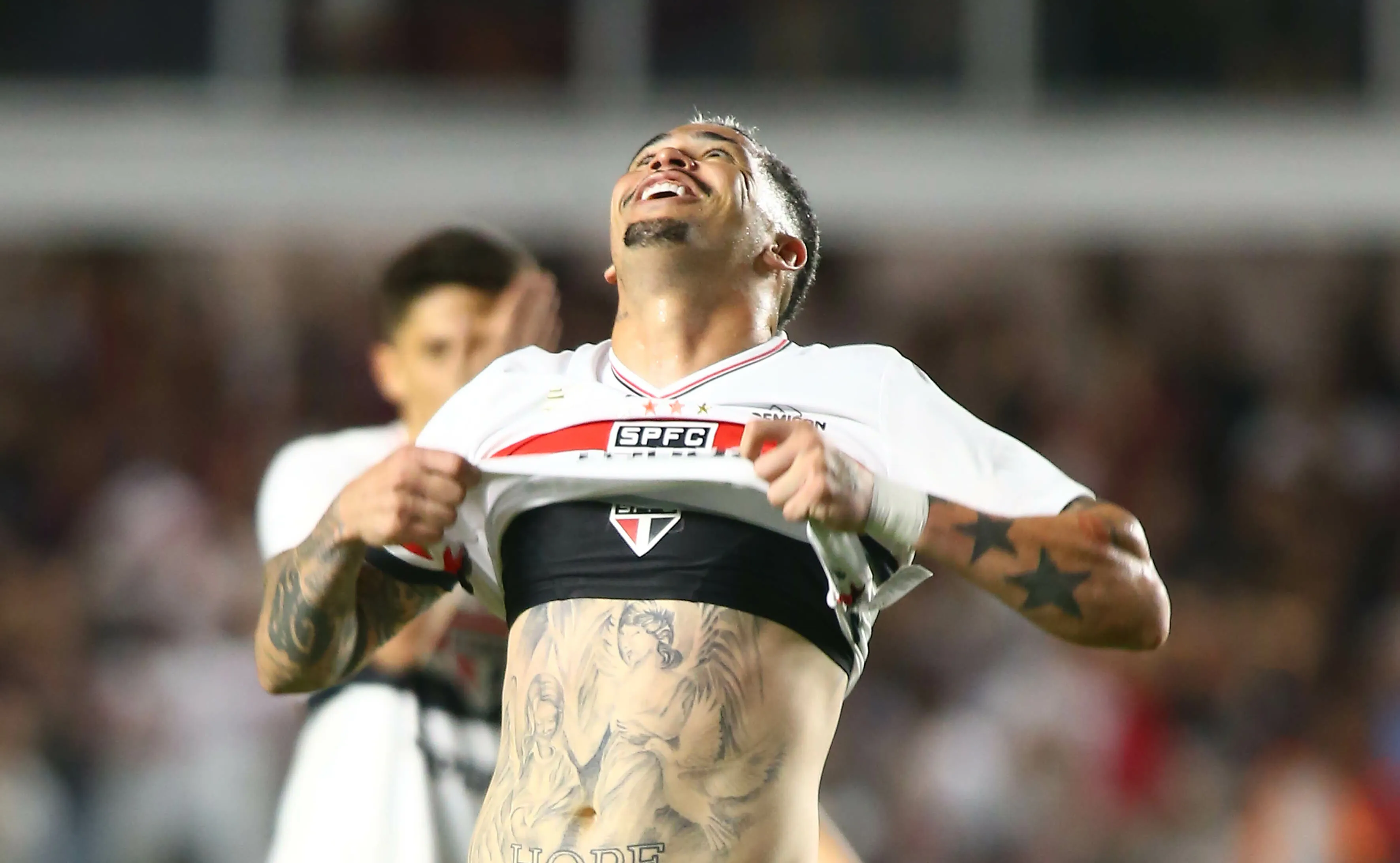 Luciano jogador do Sao Paulo lamenta durante partida contra o Flamengo no estadio Vila Belmiro pelo campeonato Brasileiro A 2025. Foto: Mauricio De Souza/AGIF
