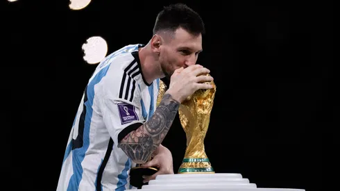 Messi, pela Seleção Argentina com a taça da última Copa do Mundo