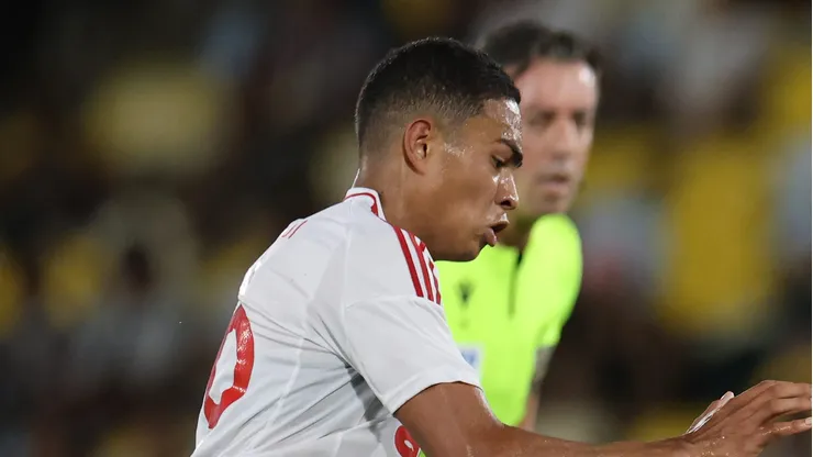 Luis Otávio, volante do Internacional em partida pelo campeonato brasileiro (Foto: Lucas Figueiredo/Getty Images)