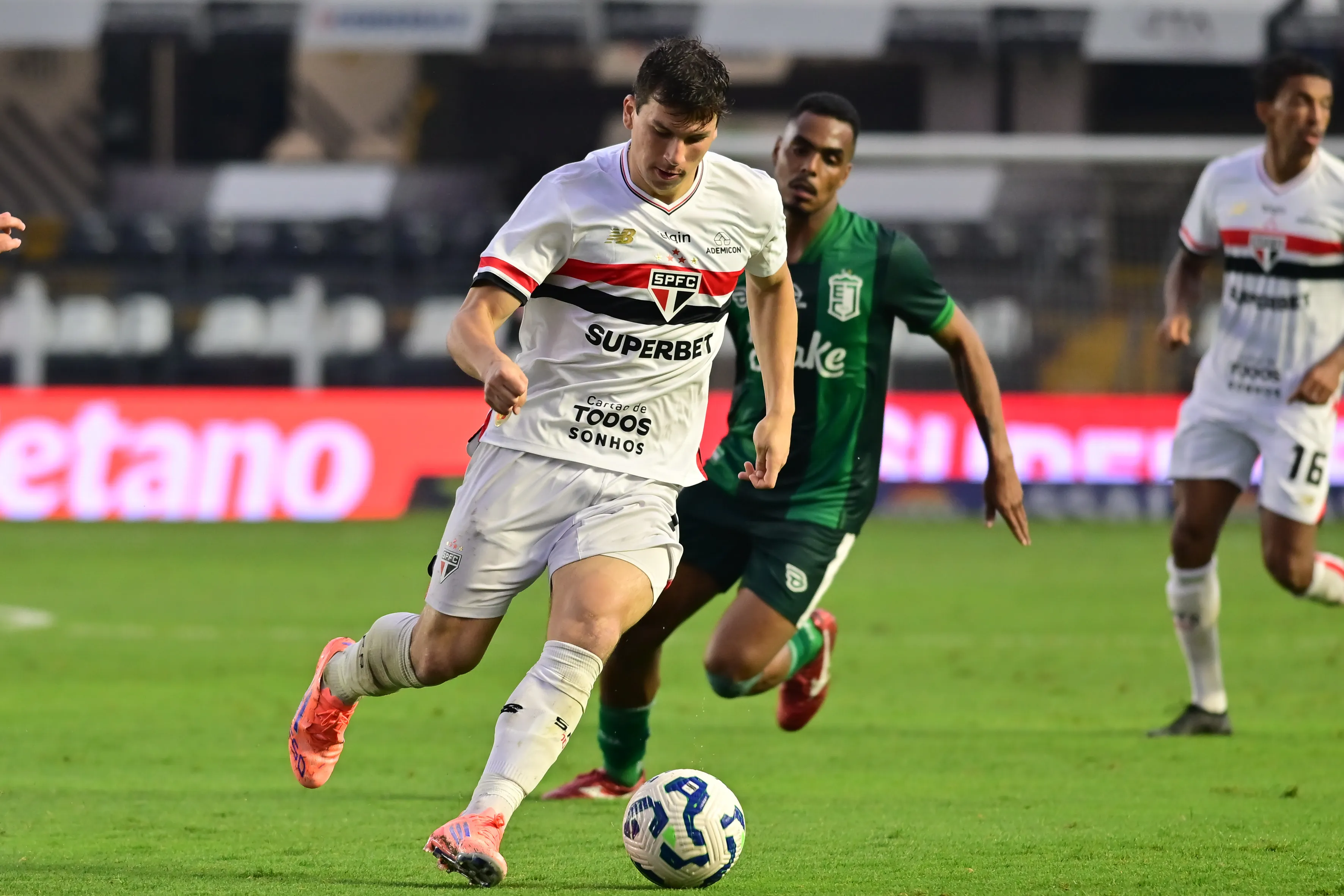 Tapia se destacou no confronto com Juventude. Foto: Jota Erre/AGIF