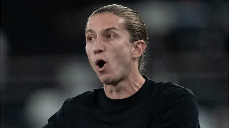 Filipe Luís reage de forma supersticiosa ao responder sobre lesões e cena viraliza