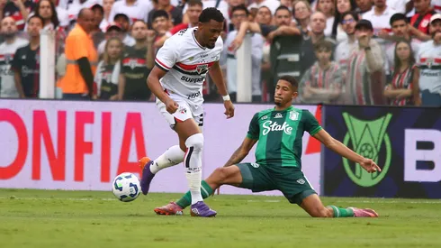 Sabino, jogador do São Paulo, durante partida contra o Juventude no estadio Vila Belmiro pelo campeonato Brasileiro A 2025. Foto: Mauricio De Souza/AGIF