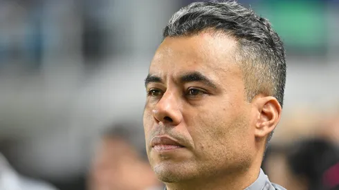 Jair Ventura, técnico do Vitoria, durante partida contra o Santos no estadio Vila Belmiro pelo campeonato Brasileiro A 2025. Foto: Jota Erre/AGIF