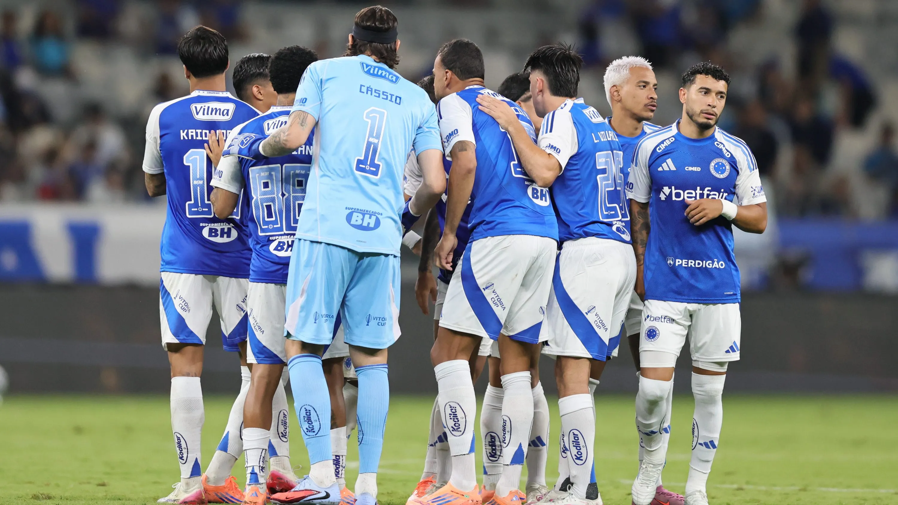 Jogadores do Cruzeiro durante entrada em campo para partida contra o Corinthians no Mineirão –  Foto: Gilson Lobo/AGIF
