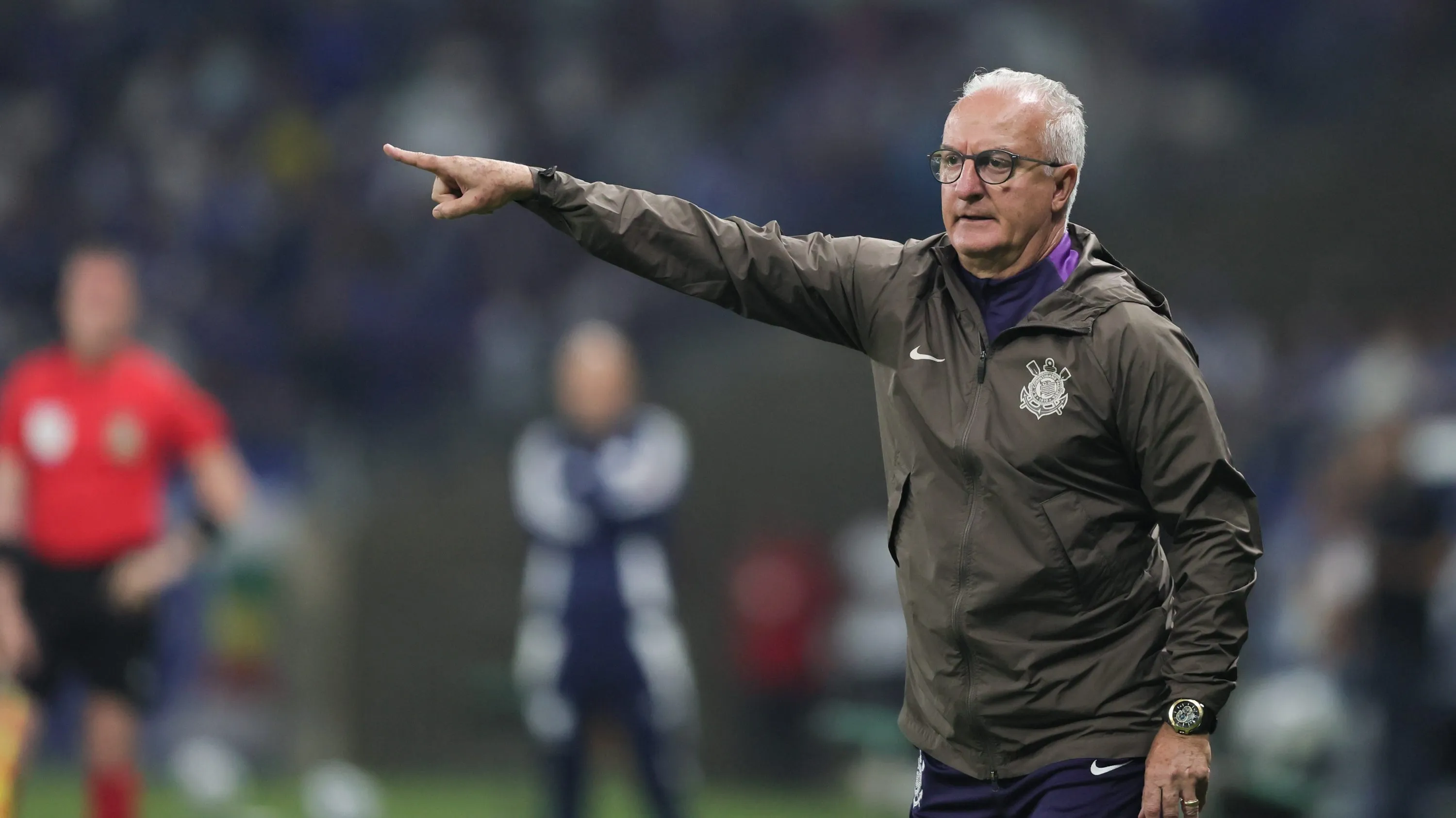 Dorival em ação no Mineirão –  Foto: Gilson Lobo/AGIF