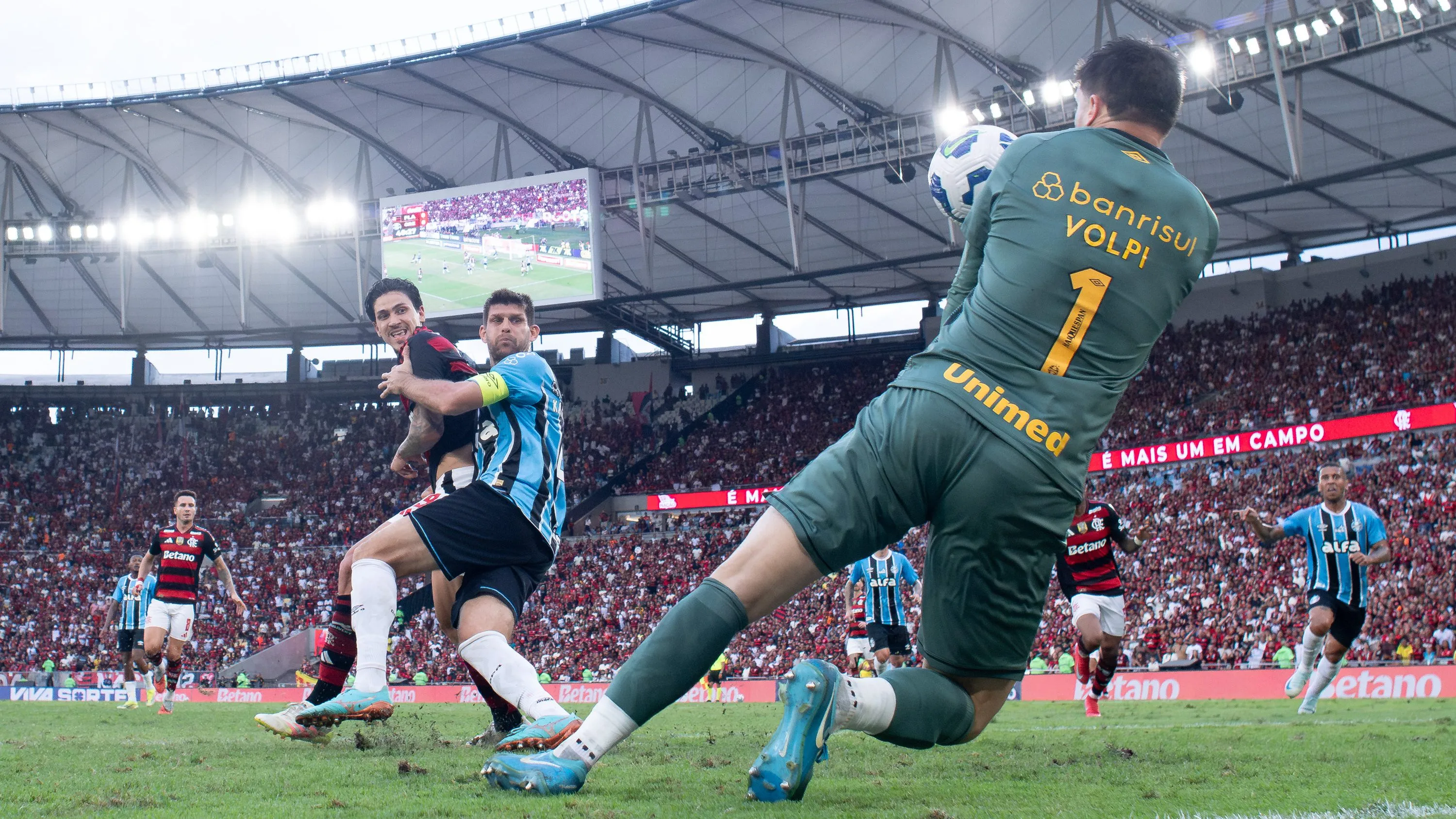 Volpi em ação pelo Imortal. O goleiro não agrada a nova direção e sua saída está decidida –  Foto: Jorge Rodrigues/AGIF
