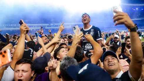 Pedro Rocha comemora acesso do Remo com a torcida
