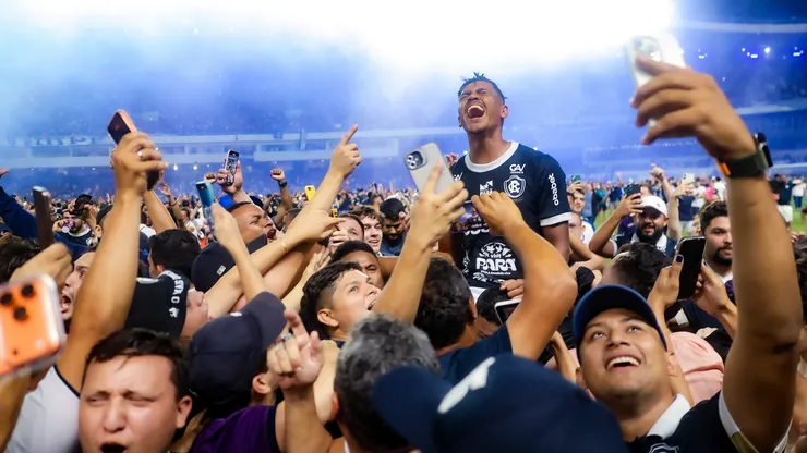 Pedro Rocha comemora acesso do Remo com a torcida