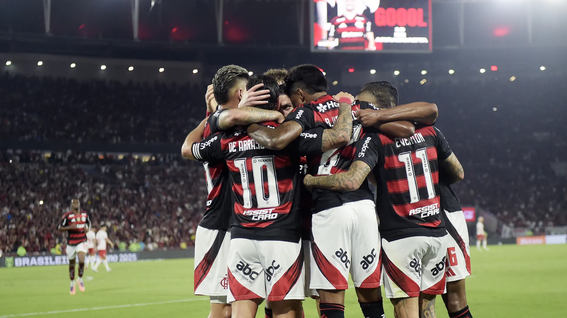 Jogadores do Flamengo comemorando contra o RB Bragantino – Foto: Alexandre Loureiro/AGIF