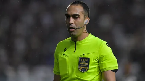 Davi de Oliveira Lacerda vai ser o árbitro da partida contra o Internacional - Foto: Thiago Ribeiro/AGIF