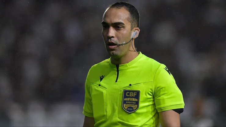 Davi de Oliveira Lacerda vai ser o árbitro da partida contra o Internacional - Foto: Thiago Ribeiro/AGIF