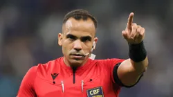 MG - BELO HORIZONTE - 23/11/2025 - BRASILEIRO A 2025, CRUZEIRO X CORINTHIANS - O arbitro Alex Gomes Stefano durante partida entre Cruzeiro e Corinthians no estadio Mineirao pelo campeonato Brasileiro A 2025.