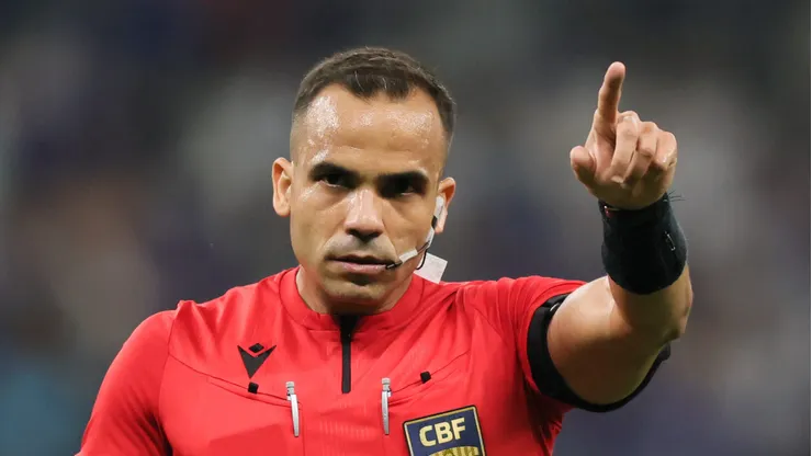 MG - BELO HORIZONTE - 23/11/2025 - BRASILEIRO A 2025, CRUZEIRO X CORINTHIANS - O arbitro Alex Gomes Stefano durante partida entre Cruzeiro e Corinthians no estadio Mineirao pelo campeonato Brasileiro A 2025.