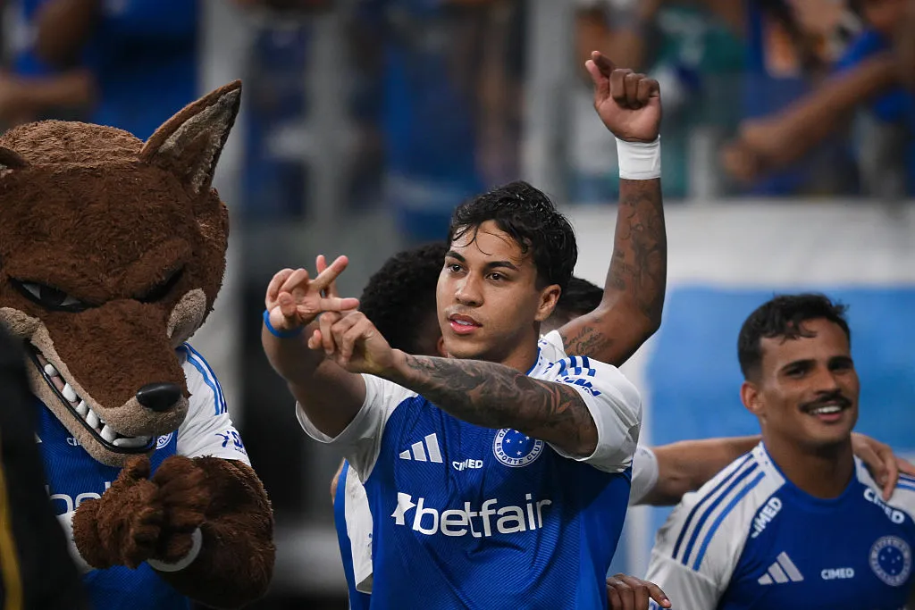 BELO HORIZONTE, BRAZIL – NOVEMBER 23: Kaio Jorge (C) of Cruzeiro celebrates after scoring the second goal of his team during match between Cruzeiro and Corinthians as part of Brasileirao 2025 at Mineirão Stadium on November 23, 2025 in Belo Horizonte, Brazil. (Photo by Pedro Vilela/Getty Images)