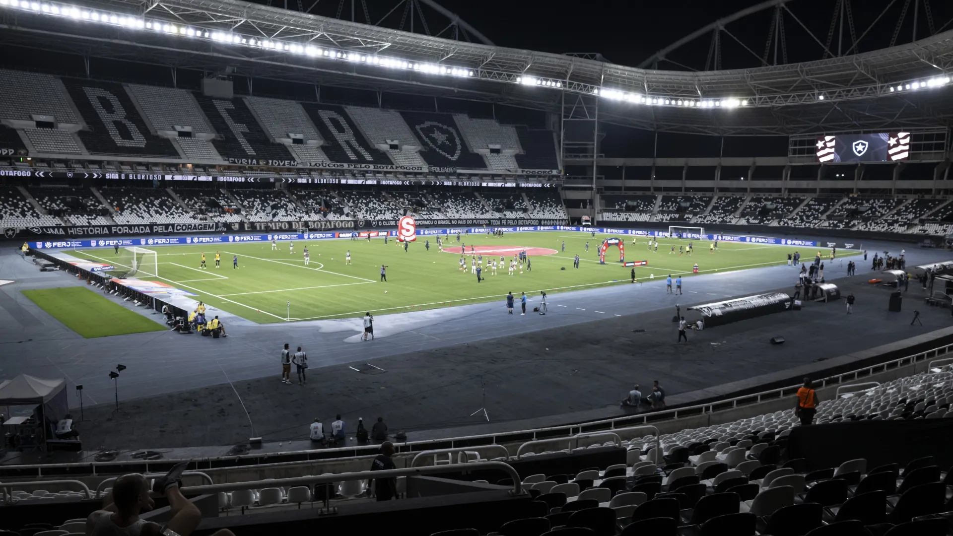 Nilton Santos é mais um estádio com gramado sintético – Foto: Jorge Rodrigues/AGIF