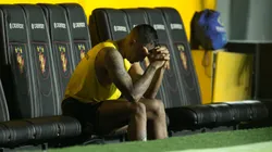 PE - RECIFE - 23/11/2025 - BRASILEIRO A 2025, SPORT X VITORIA - Jogadores do Sport lamentam a derrota apos a partida contra o Vitoria na Ilha do Retiro em Recife (PE), pelo Campeonato Brasileiro A 2025. Foto: Marlon Costa/AGIF