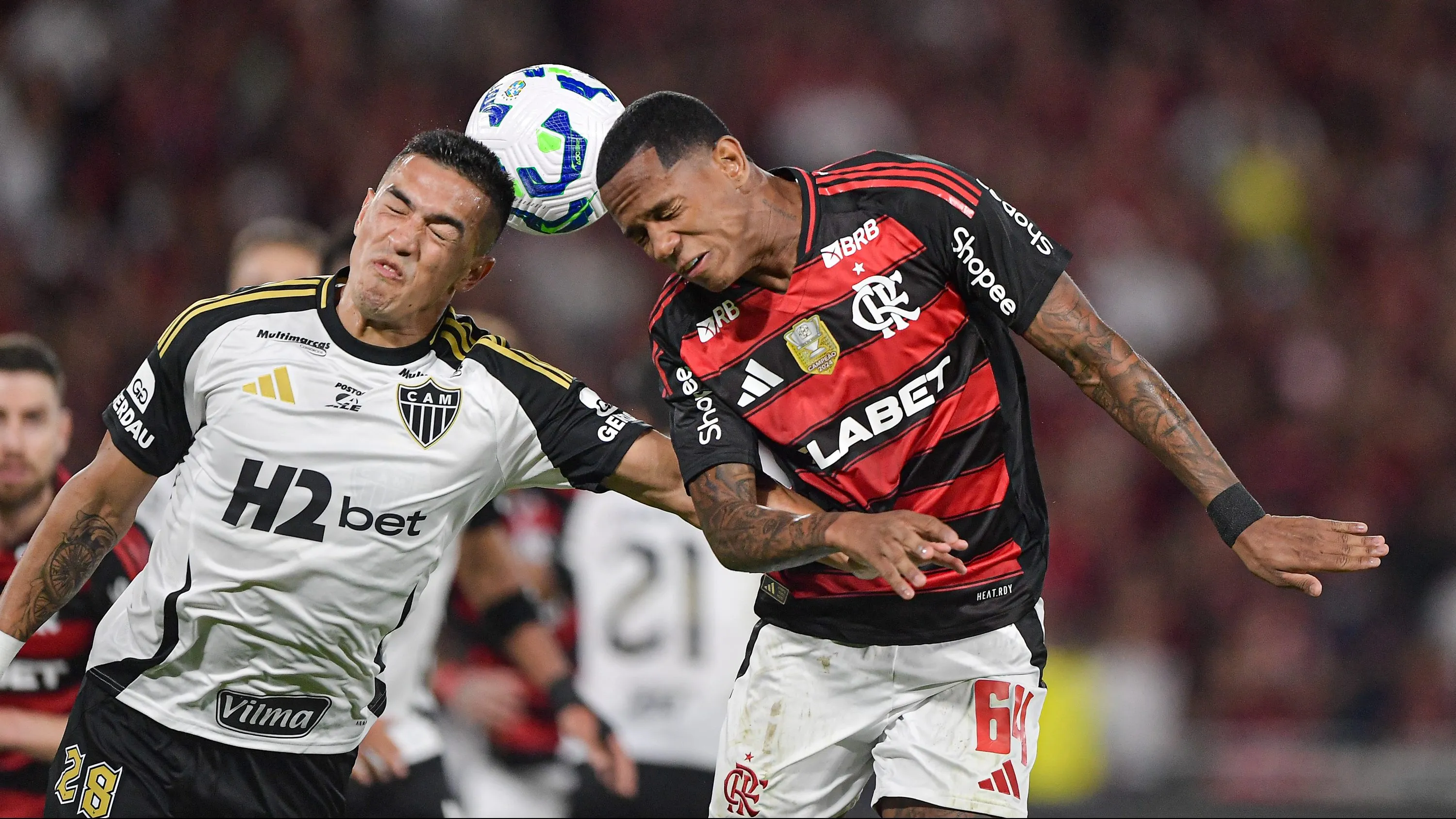 Wallace Yan jogador do Flamengo disputa lance com Cuello  jogador do Atletico-MG durante partida no estadio Maracana pelo campeonato Brasileiro A 2025. Foto: Thiago Ribeiro/AGIF