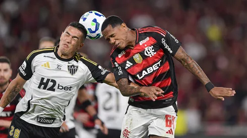 Wallace Yan jogador do Flamengo disputa lance com Cuello jogador do Atletico-MG durante partida no estadio Maracana pelo campeonato Brasileiro A 2025. Foto: Thiago Ribeiro/AGIF