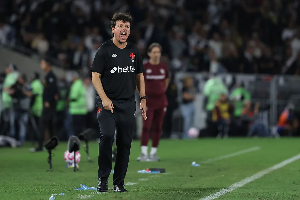 Fernando Diniz está pressionado no Vasco Wagner Meier/Getty Images)