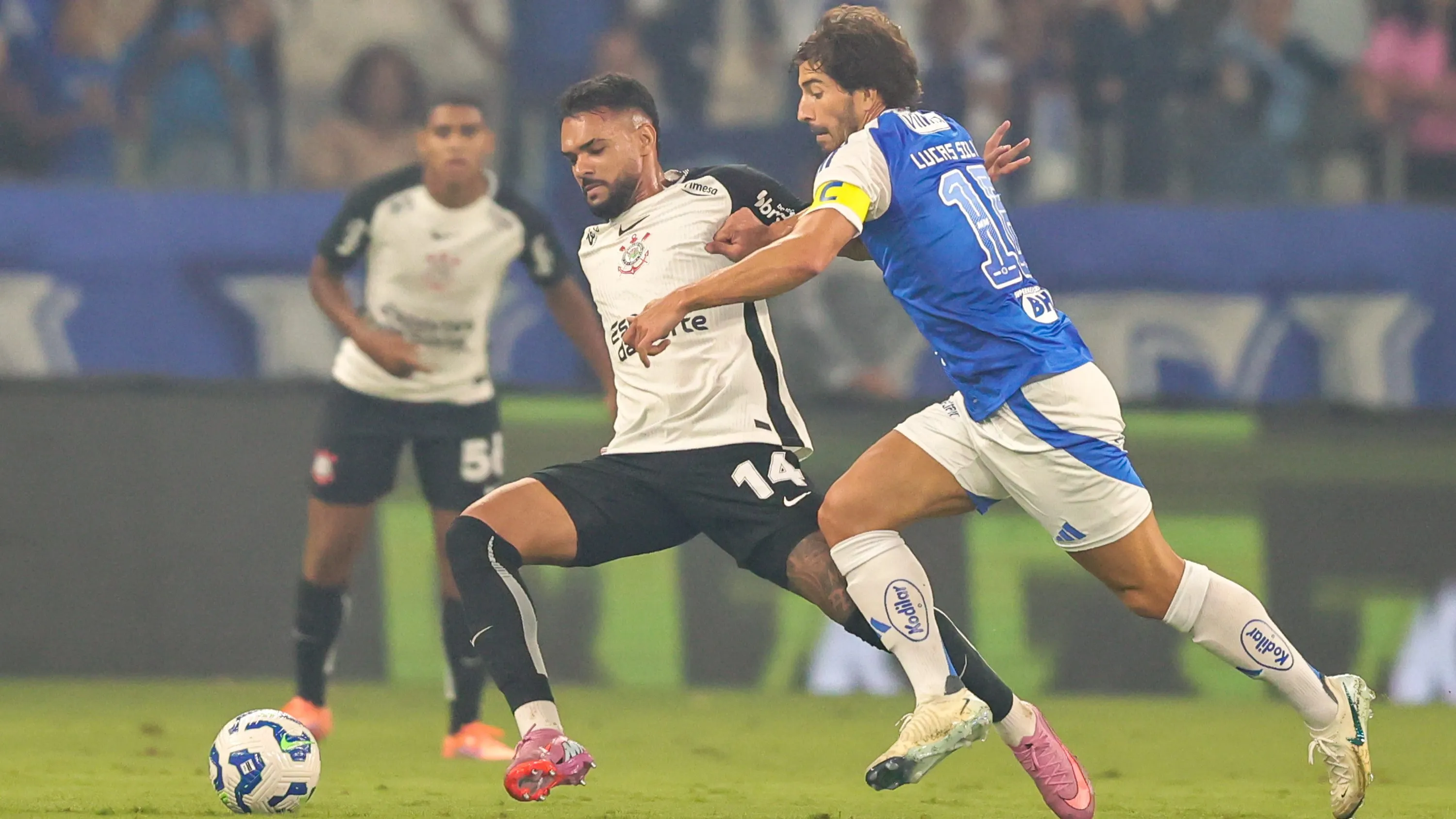 Lucas Silva jogador do Cruzeiro disputa lance com Raniele jogador do Corinthians durante partida no estadio Mineirao pelo campeonato Brasileiro A 2025. Foto: Gilson Lobo/AGIF