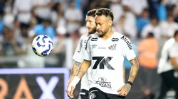 SP - SANTOS - 15/11/2025 - BRASILEIRO A 2025, SANTOS X PALMEIRAS - Neymar Jr jogador do Santos durante aquecimento antes da partida contra o Palmeiras no estadio Vila Belmiro pelo campeonato Brasileiro A 2025. Foto: Mauricio De Souza/AGIF