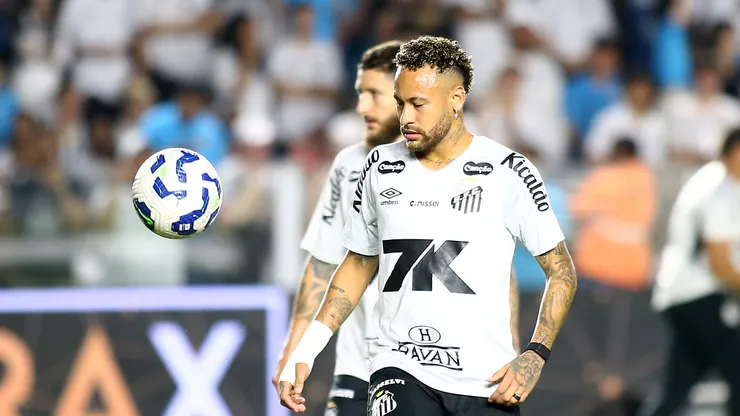 SP - SANTOS - 15/11/2025 - BRASILEIRO A 2025, SANTOS X PALMEIRAS - Neymar Jr jogador do Santos durante aquecimento antes da partida contra o Palmeiras no estadio Vila Belmiro pelo campeonato Brasileiro A 2025. Foto: Mauricio De Souza/AGIF
