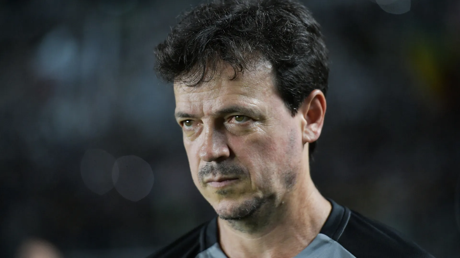 Fernando Diniz está pressionado no Vasco – Foto: Thiago Ribeiro/AGIF