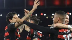 Samuel Lino em campo comemorando gol com companheiros de equipe.