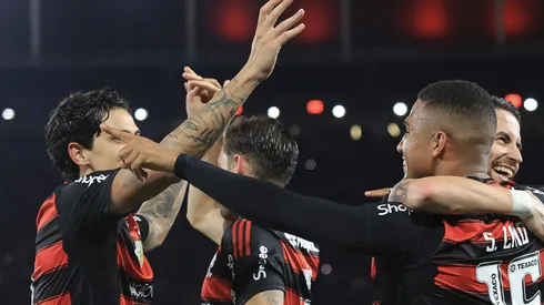 Samuel Lino em campo comemorando gol com companheiros de equipe.