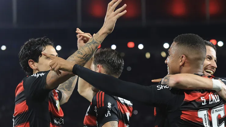 Samuel Lino em campo comemorando gol com companheiros de equipe.