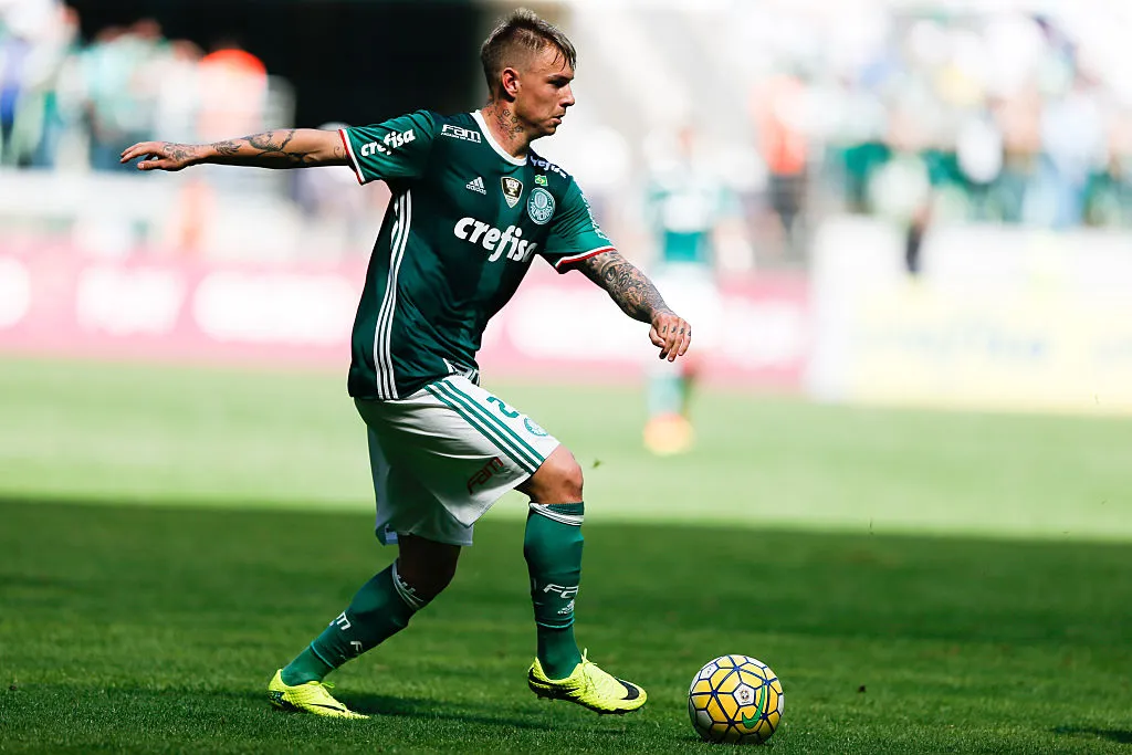 SAO PAULO, BRAZIL – JULY 24:  Roger Guedes of Palmeiras in action during the match between Palmeiras and Atletico MG for the Brazilian Series A 2016 at Allianz Parque stadium on July 24, 2016 in Sao Paulo, Brazil. (Photo by Alexandre Schneider/Getty Images)