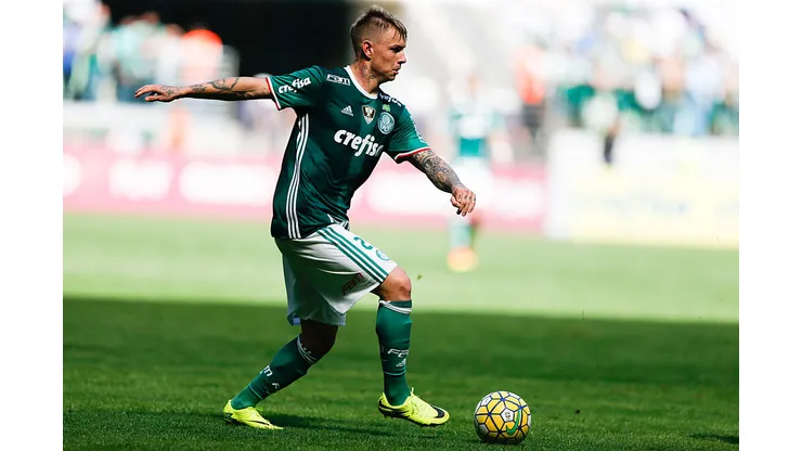 SAO PAULO, BRAZIL - JULY 24: Roger Guedes of Palmeiras in action during the match between Palmeiras and Atletico MG for the Brazilian Series A 2016 at Allianz Parque stadium on July 24, 2016 in Sao Paulo, Brazil. (Photo by Alexandre Schneider/Getty Images)