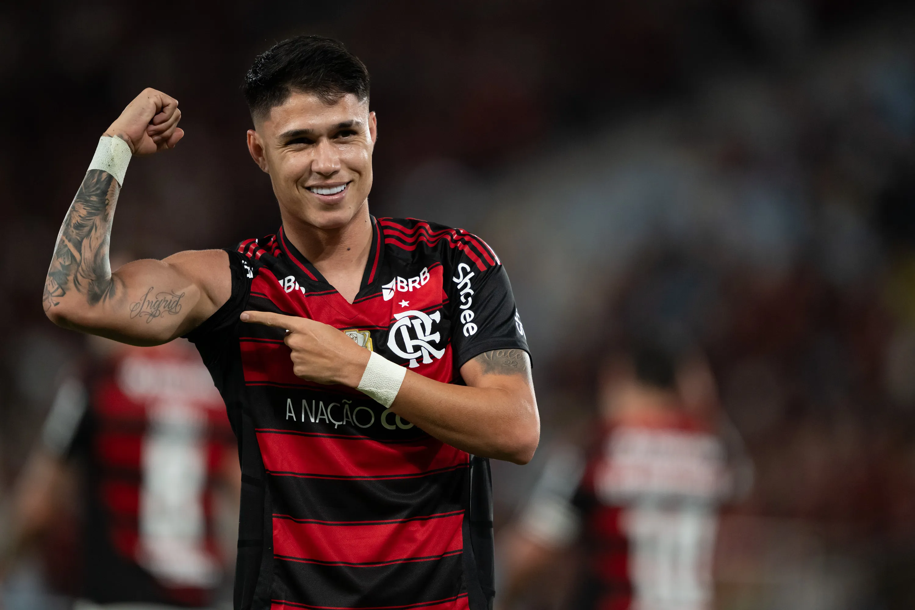 Luiz Araujo jogador do Flamengo comemora seu gol durante partida contra o Vitoria no Maracanã. Foto: Jorge Rodrigues/AGIF
