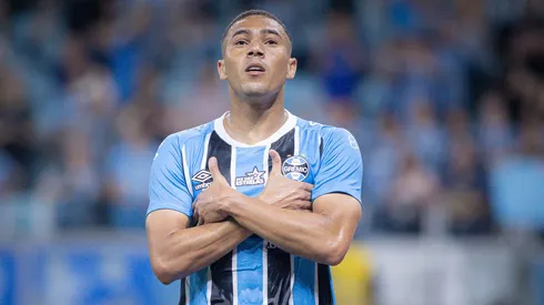 Carlos Vinicius jogador do Gremio comemora seu gol durante partida contra o Sao Paulo no estadio Arena do Gremio pelo campeonato Brasileiro A 2025. Foto: Maxi Franzoi/AGIF
