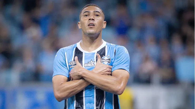 Carlos Vinicius jogador do Gremio comemora seu gol durante partida contra o Sao Paulo no estadio Arena do Gremio pelo campeonato Brasileiro A 2025. Foto: Maxi Franzoi/AGIF