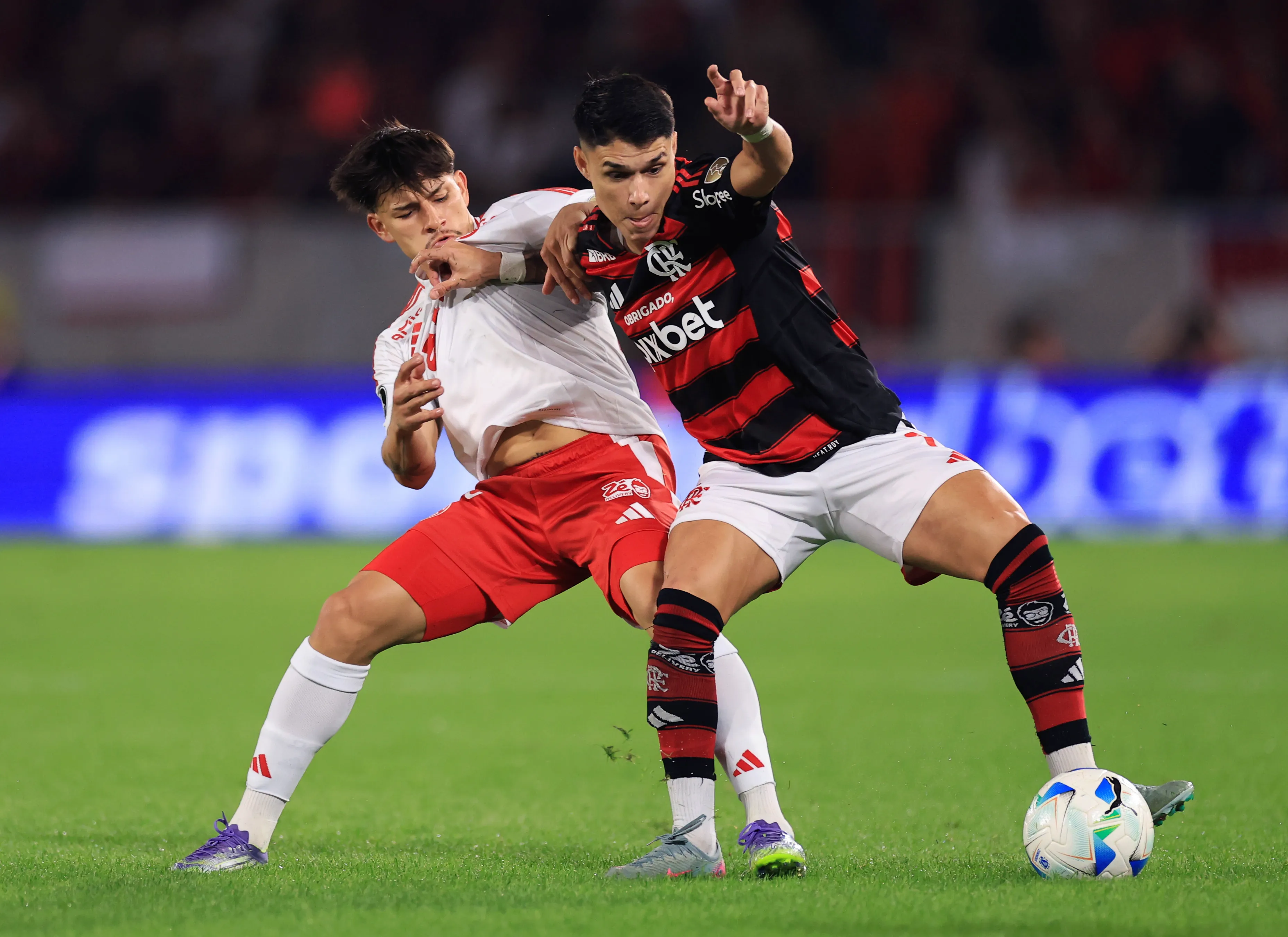 Luiz Araújo do Flamengo disputa bola com Alexander Bernabei do Internacional. (Photo by Buda Mendes/Getty Images)