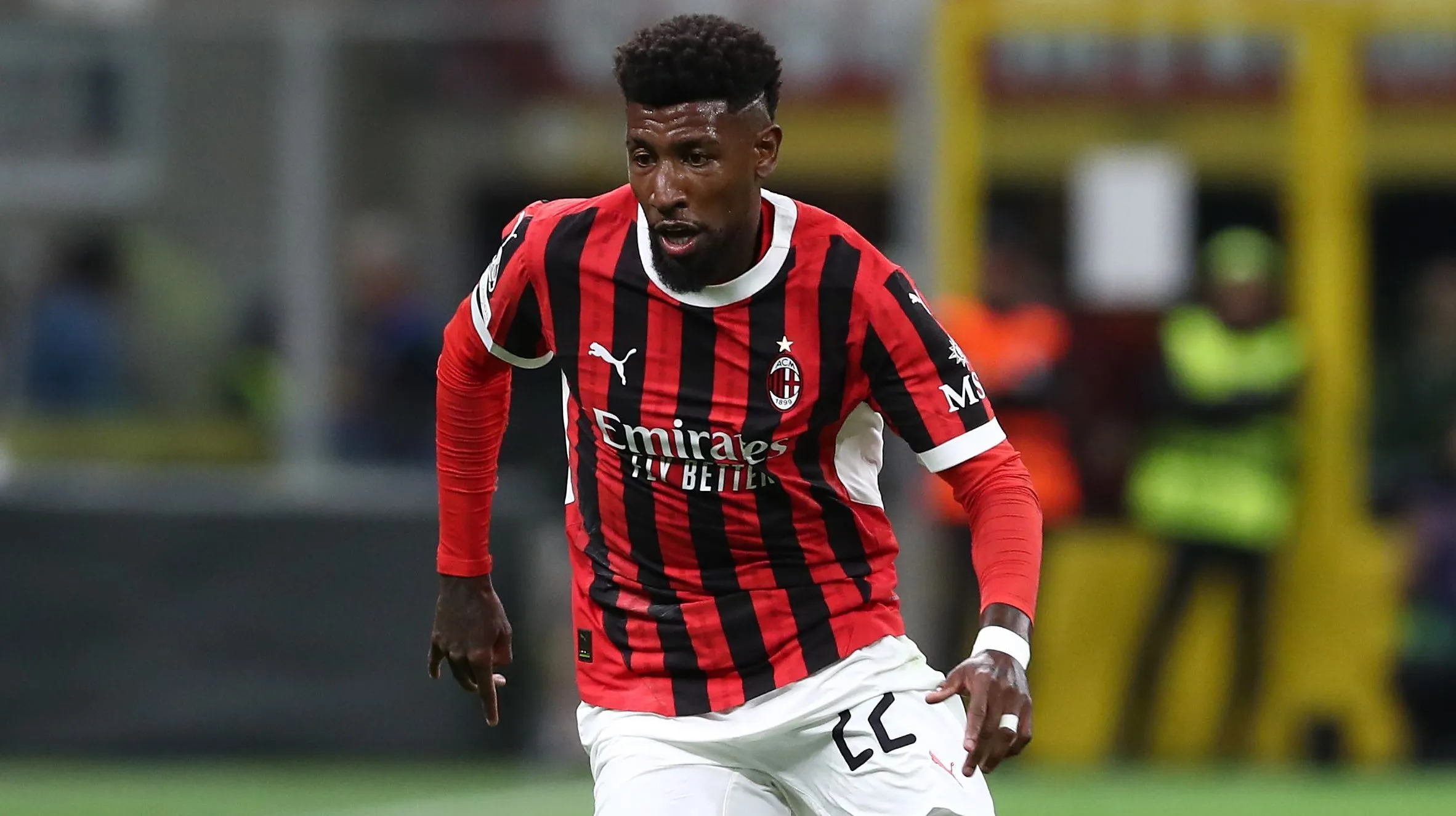 Emerson Royal atuando pelo Milan. (Photo by Marco Luzzani/Getty Images)